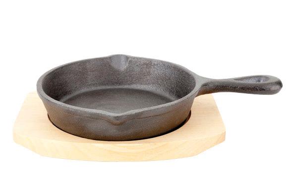 Cast iron pan with a wooden base, 135mm
