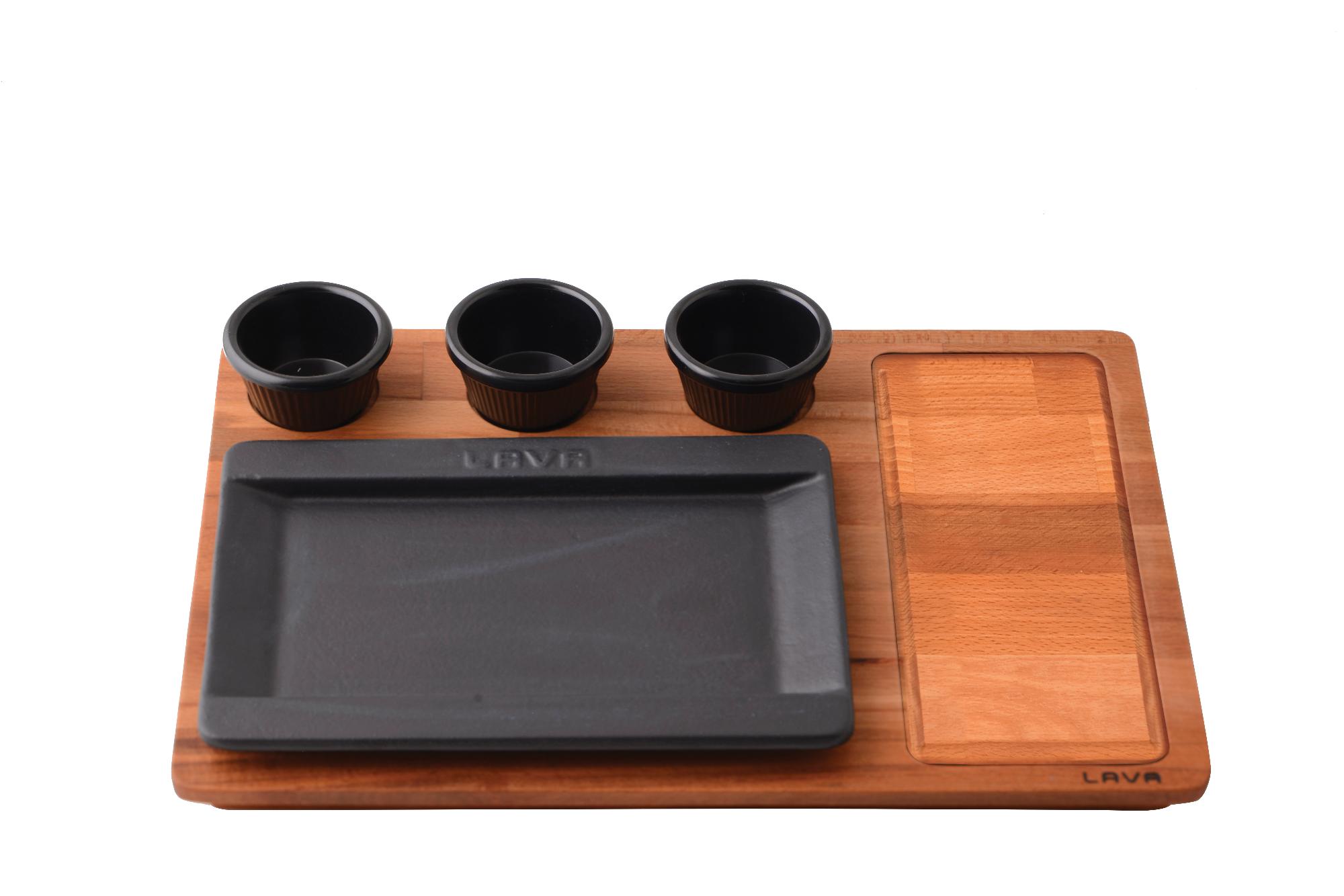 Service dish, Rectangular, c/with wooden platter.Color:Black. dim. 18x25cm. (This product don't include sauce cups), 180ml